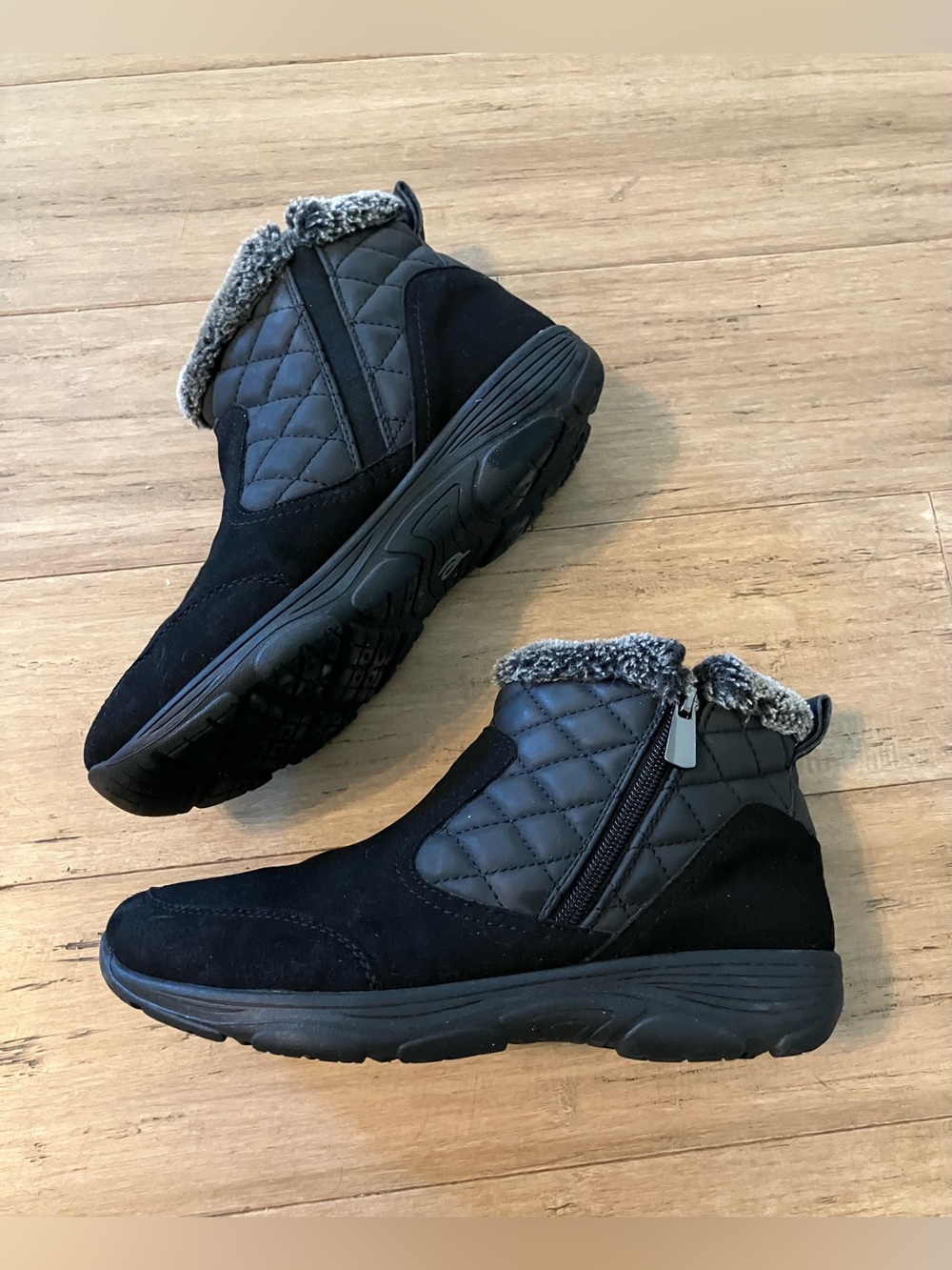 Easy Spirit women’s black ankle side zip cuffed quilted detail boots size 7.5